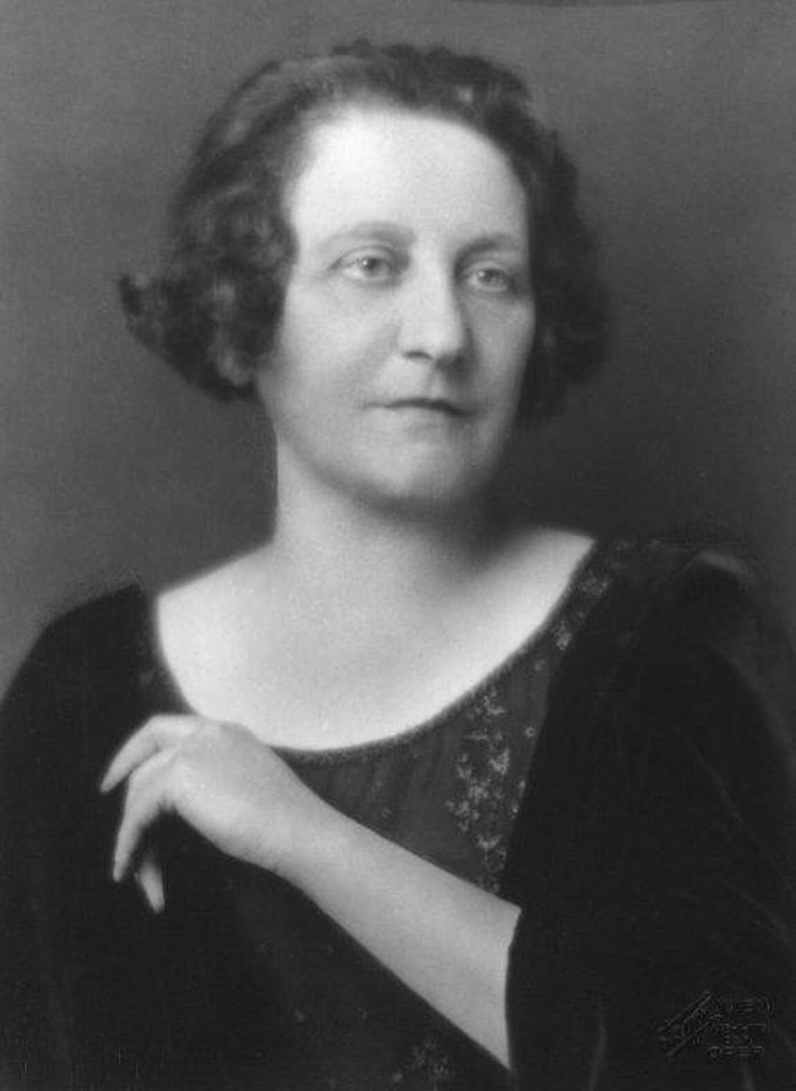 Altes Portraitfoto einer Frau mit kurzen dunklen Haaren