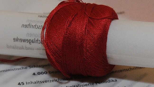 roter Faden der Ariadne (Garnrolle)