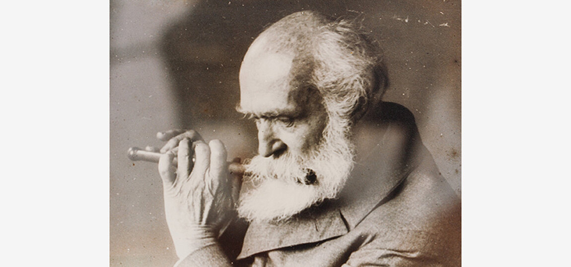 August Schmitt spielt auf der Schwegelflöte