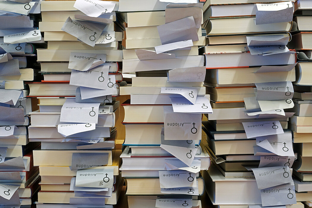 Bücherstapel mit Ariadne-Lesezeichen